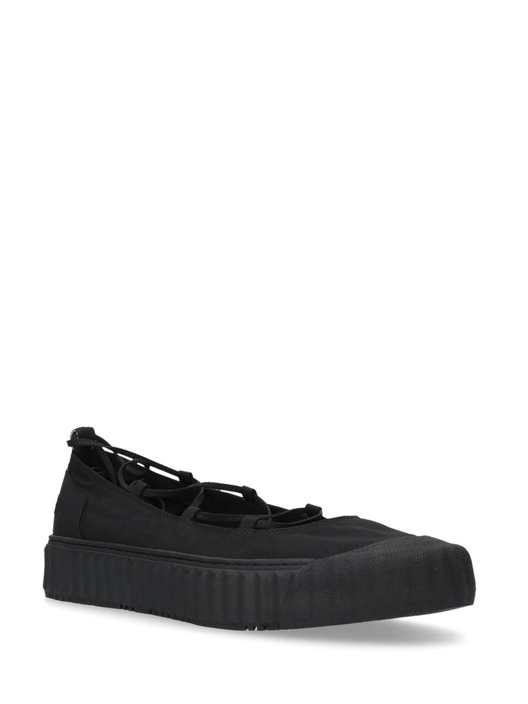 Sneaker nera in tessuto con lacci