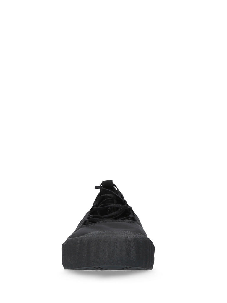 Sneaker nera in tessuto con lacci